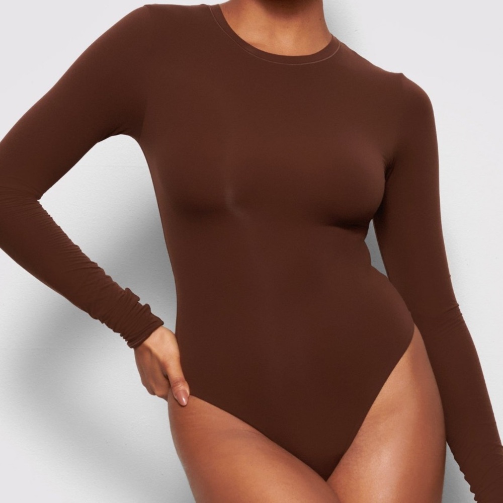 SKIMS FITS EVERYBODY LONG SLEEVE CREW NECK
BODYSUIT - COCOA